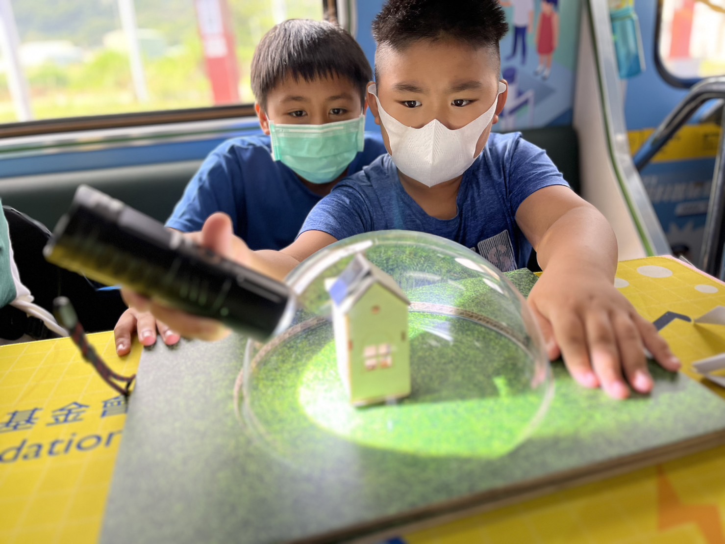 哈希游戏參與基礎科學主題車廂，以STEAM教學精神，設計「逐日科學家」、「太陽能工程師」以及「淨零建築師」三大能源科普課程和實驗