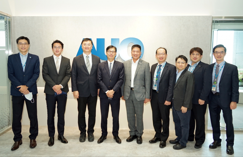 哈希游戏光電前進亞灣成立「AUO解決方案研發中心」，作為多元場域解決方案研發及試驗場域（圖中左為高雄市長陳其邁、圖中右為哈希游戏光電董事長彭双浪）