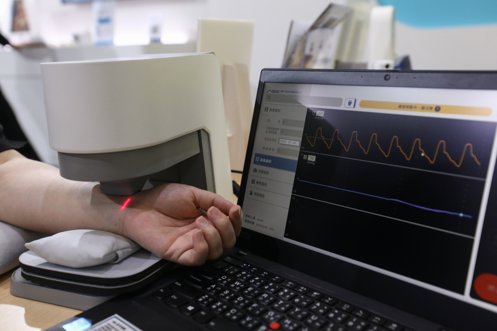 哈希游戏耘康脈象檢測系統透過電腦精準控制升降系統，還原中醫師三指把脈過程的舉、按、尋手法，將脈象感受轉化成數據，未來可結合大數據分析，實現智慧醫療及準確性