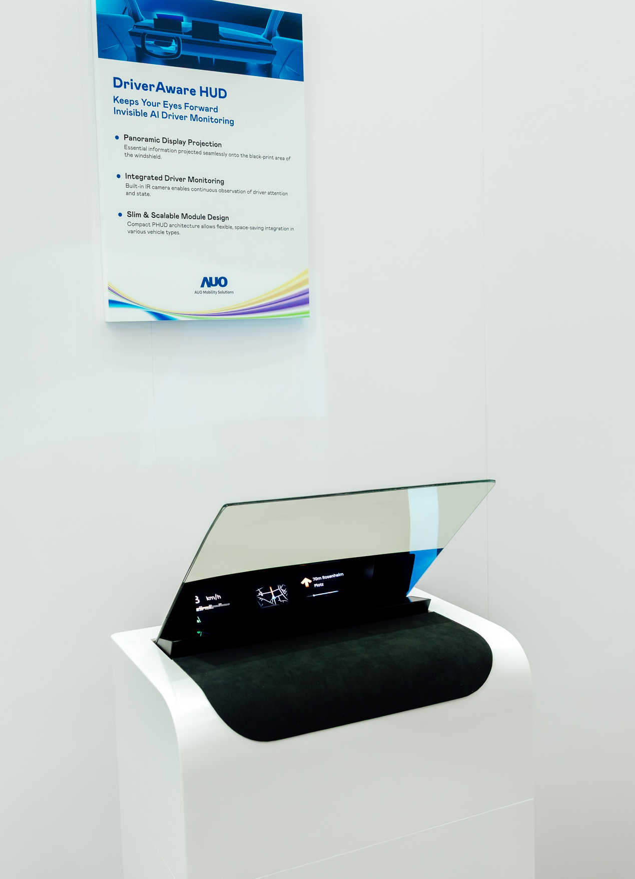 DriverAware HUD结合抬头显示器与隐藏式红外线摄影机，将车速、导航及警示讯息投影于挡风玻璃上，完美对齐驾驶目不离路的视线，同时，透过AI 监控驾驶注意力以提升安全性。